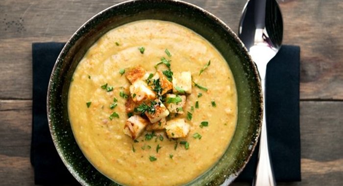 Гороховый суп-пюре с сухариками