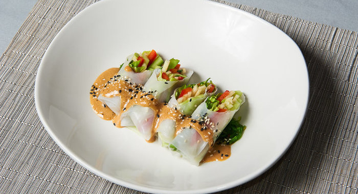 Спринг-роллы с овощами и соусом