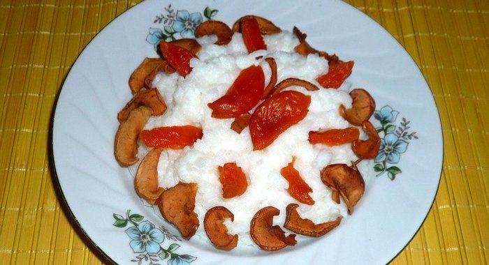Молочная рисовая каша с сухофруктами