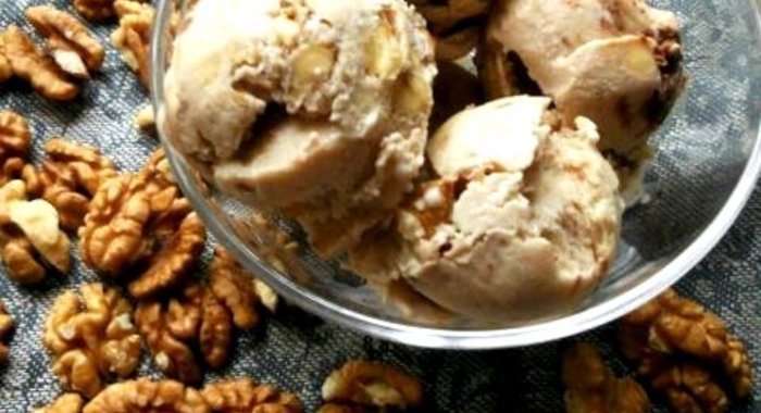 Банановое мороженое с шоколадом и грецким орехом
