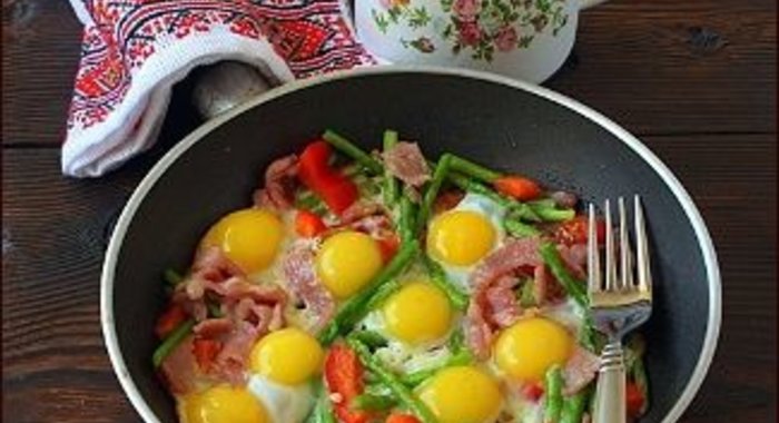 Яичница с перепелиными яйцами, спаржей и беконом