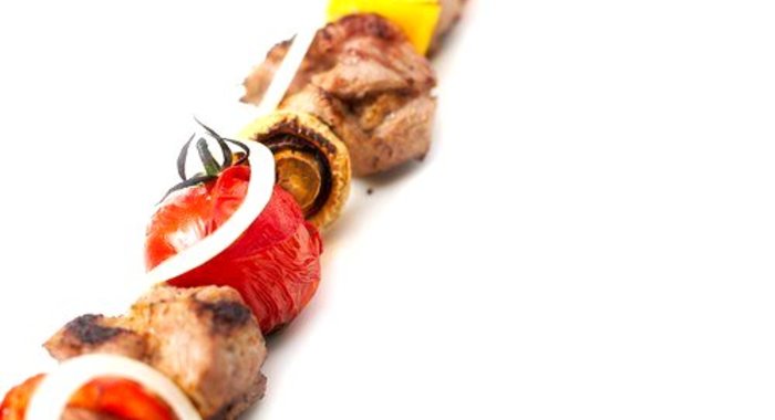 Маринованный в портвейне говяжий шашлык с помидорами, грибами и перцами