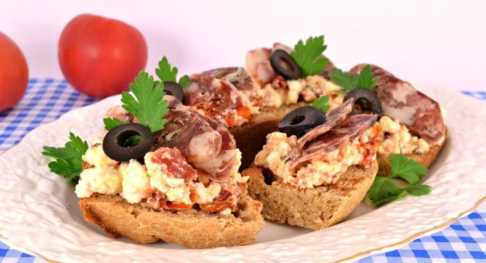 Бутерброды с брынзой, вялеными помидорами и сыровяленой колбасой