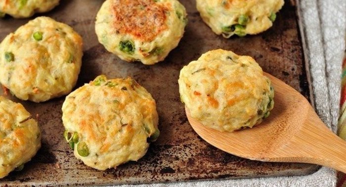 Рыбные котлеты с зеленым горошком