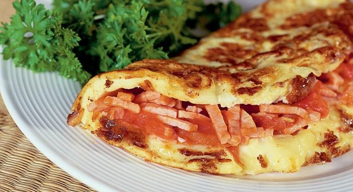 Омлет с ветчиной и помидорами