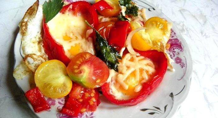Яичница в болгарском перце с помидорами под сыром