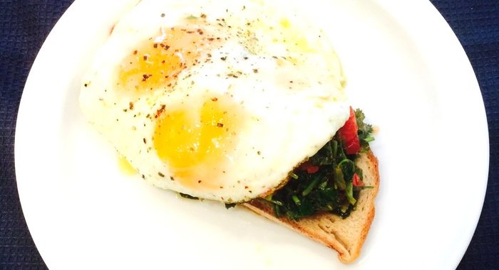 Утренняя яичница с черемшой