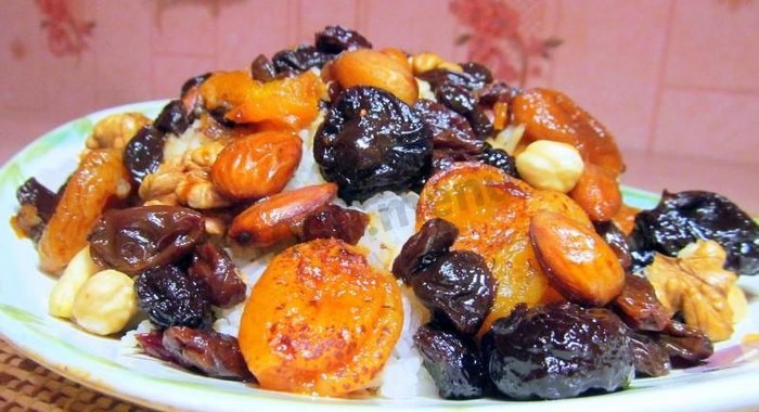 Сладкий армянский плов с изюмом и сухофруктами