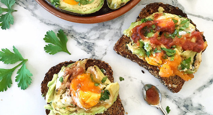 Тосты с яйцом и авокадо