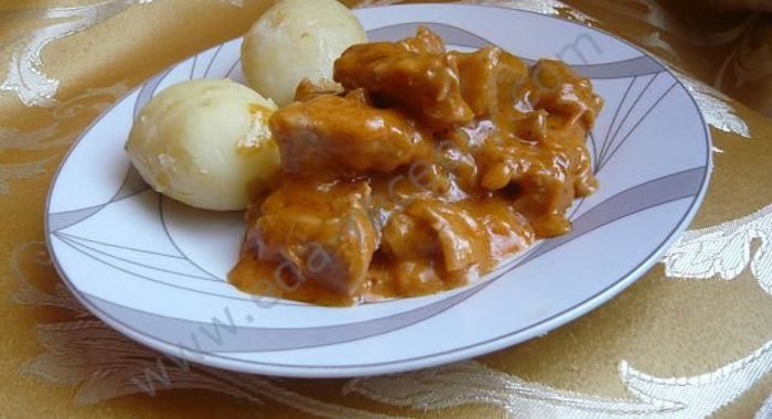 Гуляш из свинины со сметаной