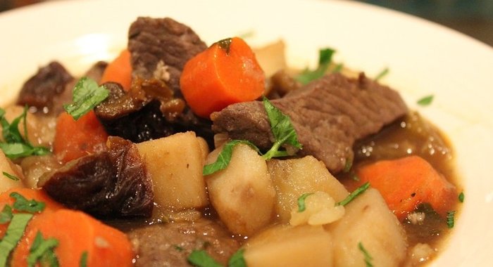 Гуляш с черносливом