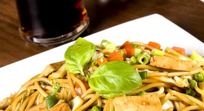 Острые жареные овощи с тофу и лапшой соба