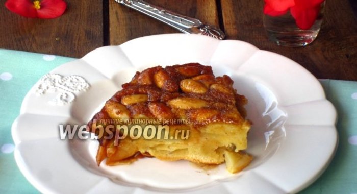 Шарлотка из айвы с карамелизированным миндалём