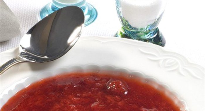 Компот из ревеня и клубники со свежей мятой