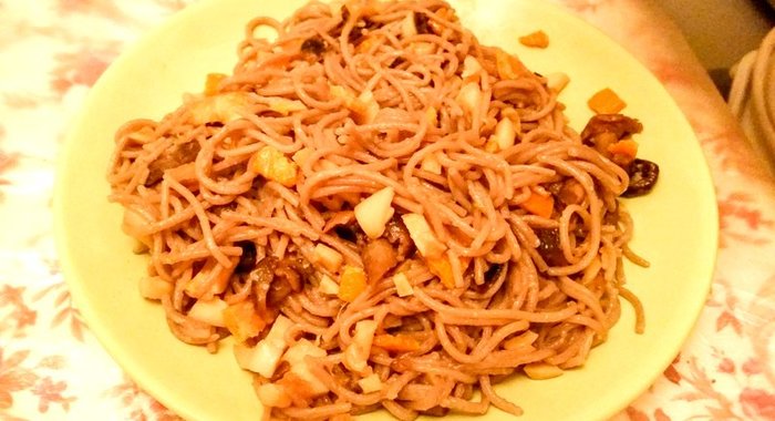 Гречневая лапша с кальмарами, грибами и цедрой