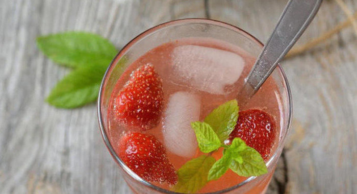 Клубнично-мятный лимонад