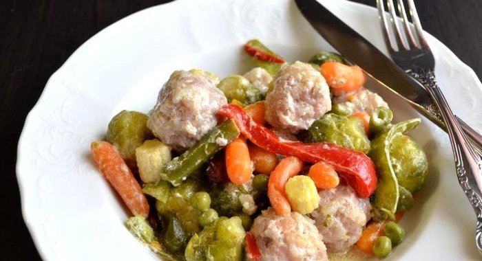 Фрикадельки с овощами