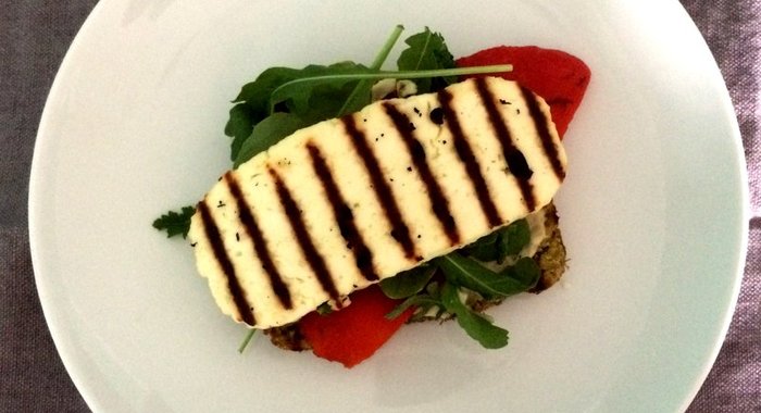 Тосты с хумусом, рукколой и адыгейским сыром гриль