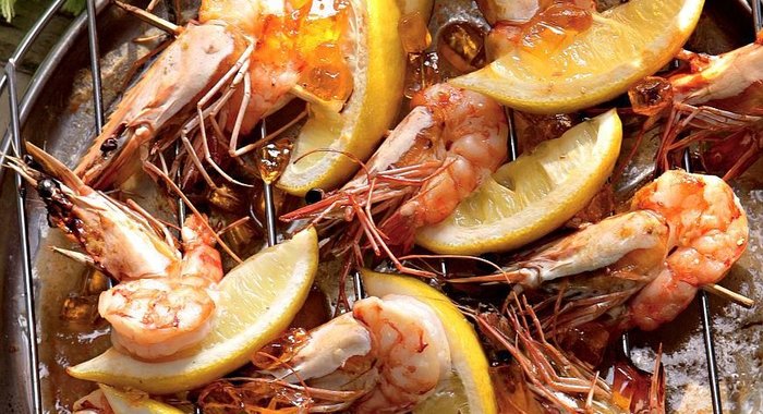 Брошеты из креветок с апельсиновым мармеладом