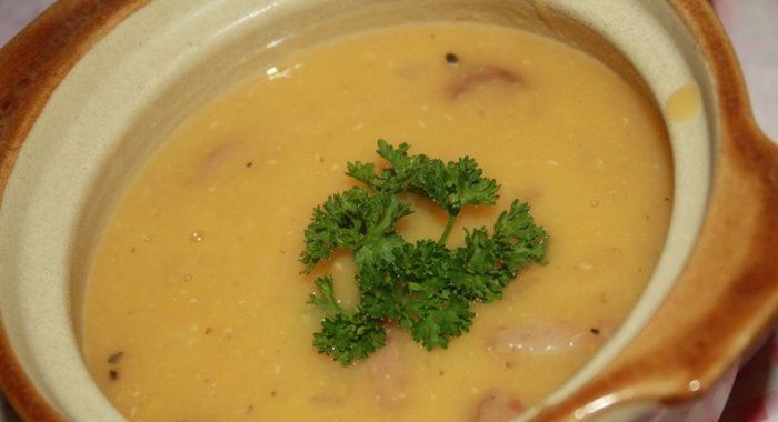 Чечевичный суп-пюре с охотничьими колбасками