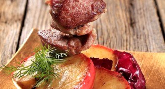 Свиной шашлык с яблоками и красным луком