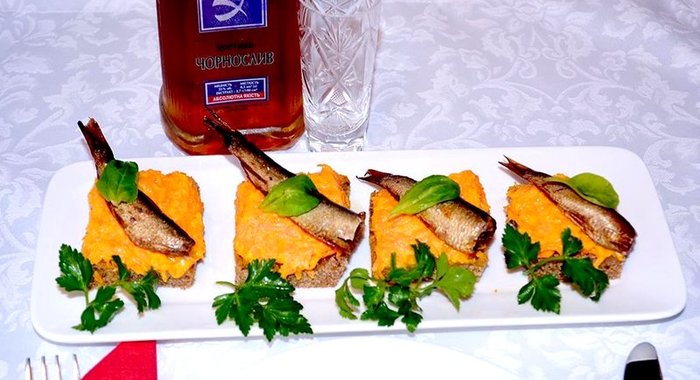 Канапе со шпротами