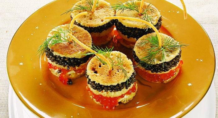 Оладьи-канапе с красной и черной икрой