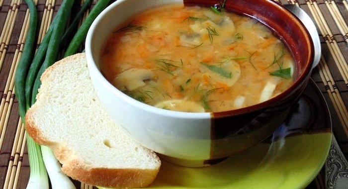 Гороховый суп с грибами и томатом