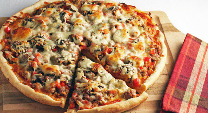 Пицца с сосисками, болгарским перцем и грибами