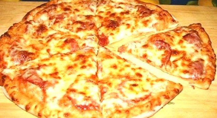 Тонкая итальянская пицца с салями