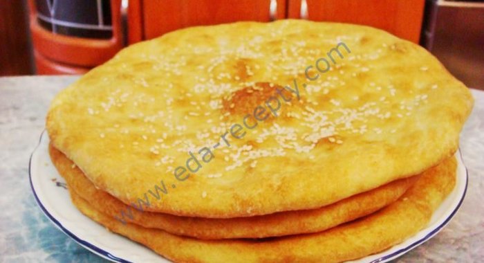 Домашняя дрожжевая лепешка кунжутная