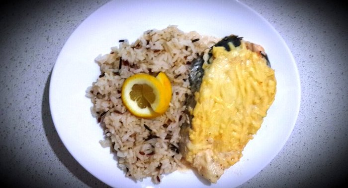 Стейк из семги под соево-сливочным соусом и сыром