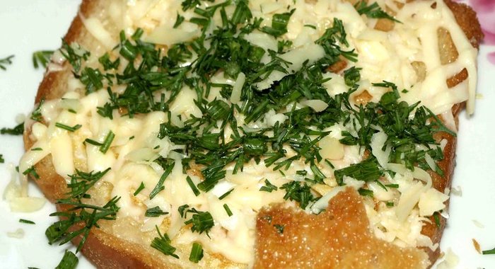 Тост с яйцом, сыром и зеленью