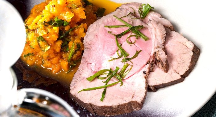 Свинина в луковой шелухе c морковным пюре и луковым джемом