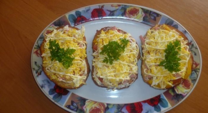 Горячие бутерброды с сыром и колбасой в микроволновке