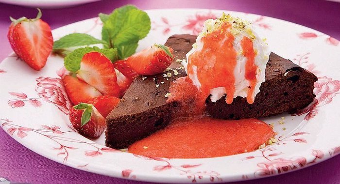 Шоколадный пирог с фисташковым мороженым