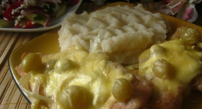 Отбивные из филе куриной грудки с виноградом и сыром