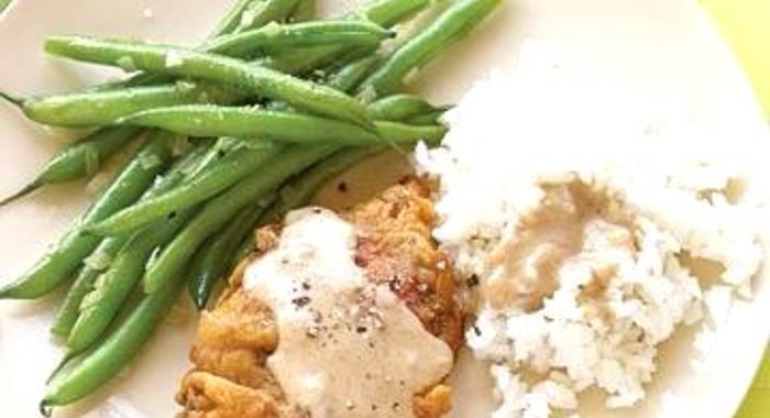 Жареный стейк с зеленой фасолью и рисом