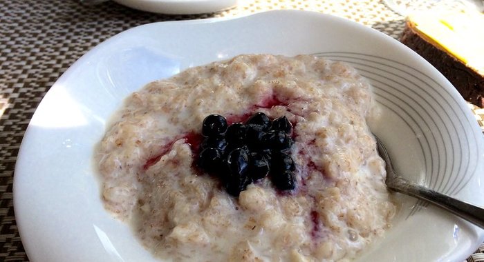 Овсяная каша с черникой и апельсиновой цедрой