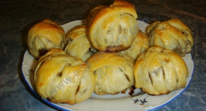 Фрикадельки из фарша в слоеном тесте