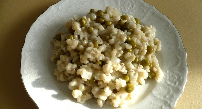 Перловка с зеленым горошком