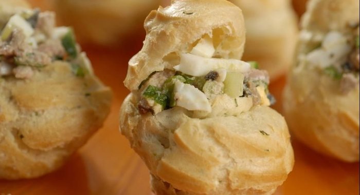 Профитроли с печенью трески