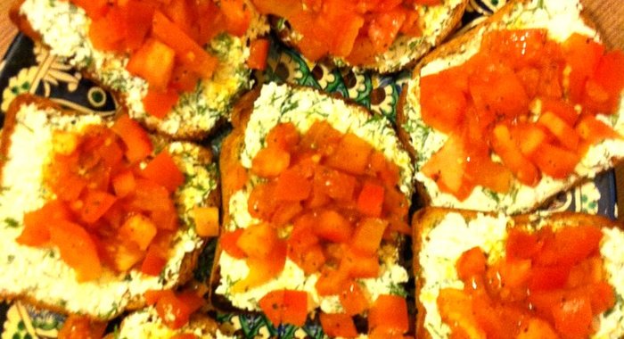 Тосты с творогом, чесноком и зеленью