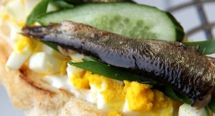 Бутерброды со шпротами, яйцом и огурцом