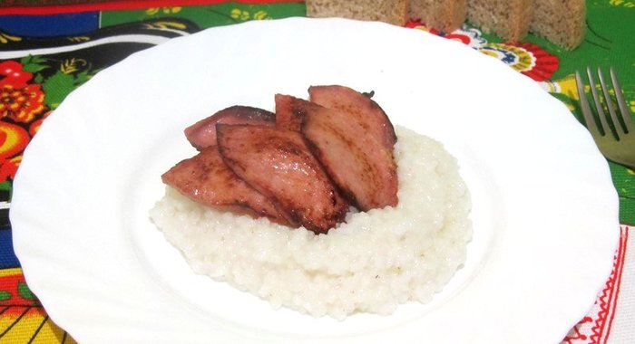 Каша рисовая с колбасой