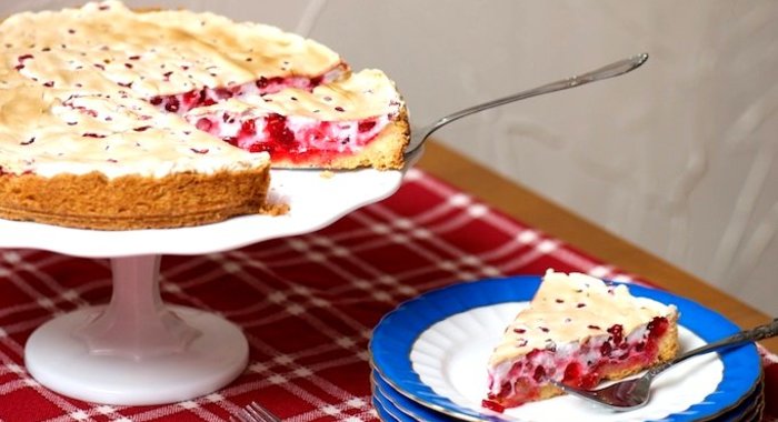 Сдобный пирог со смородиной