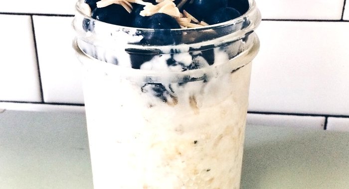 Сырая овсяная каша с ягодами и миндалем