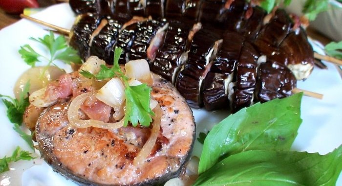 Рулетики из симы с беконом и гарнир из баклажанов с беконом