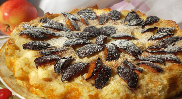 Сладкая запеканка с яблоками и сливами