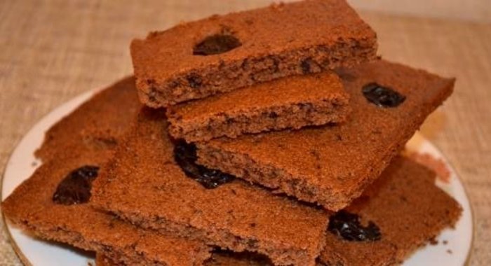 Шоколадный манник с черносливом